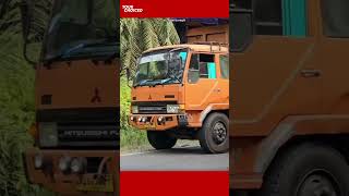 Download lagu Respect! A truck driver helps his colleague sincerely and selflessly. mp3 Download lagu Respect! A truck driver helps his colleague sincerely and selflessly. mp3