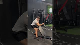 CURL PREDICADOR EN POLEA BAJA UNILATERAL CON BANCO