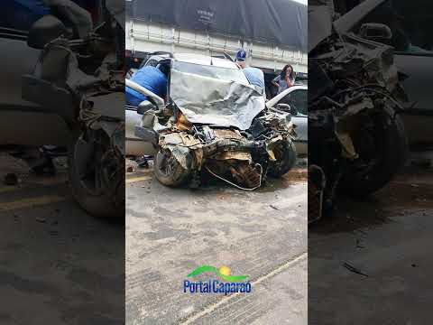 Jovens ficam feridos em colisão entre carro e carreta na Serra da Rapadura