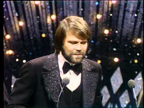 Glen Campbell Wins Favorite Country Single For "Rhinestone Cowboy" - AMA 1976