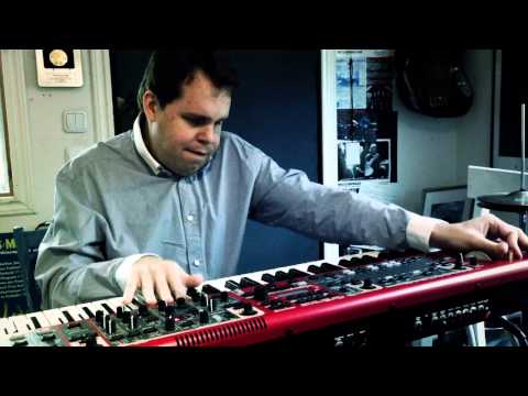 Mats Öberg is playing keyboards on the Elliot Elliot - Yeah Low! album