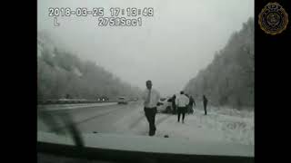 Carro pierde control y arrolla a policia