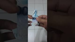 Folding a 1000 peso bill to a t-shirt