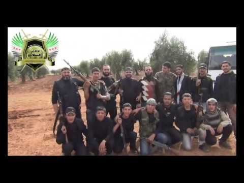 ترديد شعارات من قبل عناصر كتيبة فجر حلب في معسكر كتائب السلام في محافظة حلب