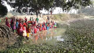 preview picture of video 'श्री श्री 108 श्री नवयुवक सरस्वती पूजा कल्व सदस्य नवटोल के तरफ से तालाब में जल भरते समय'