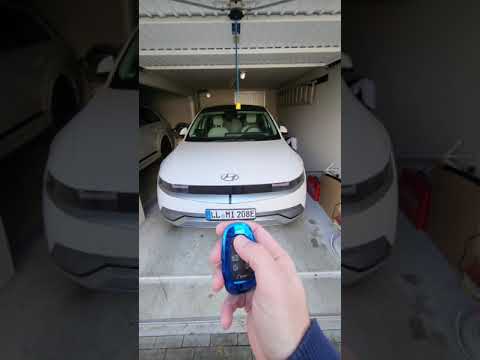 Hyundai IONIQ 5 parkt allein aus Garage aus & lenkt sogar!