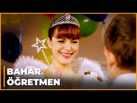 Bahar Öğretmen Zehra'yı Takdir Etti - Öyle Bir Geçer Zaman Ki 80. Bölüm