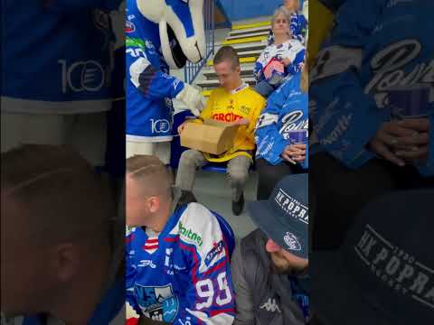 Kamkovi sa nepáčil jeden z fanúšikov 😁 #hockey