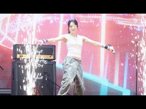 260524 QWER Siyeon fancam 'T.B.H (고민중독)' / 큐더블유이알 시연 직캠 @ Superrace Music Festival