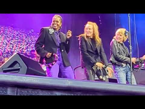 Michelle Obama Rockin out with Bruce Springsteen on stage in Barcelona Olympic Stadium 28/05/2023