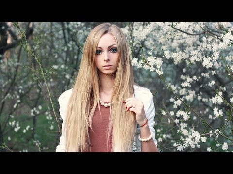 リビングドールケンを探しているバービーガールの実生活 (Living Doll: Real-Life Barbie Girl Searching For Her Ken)