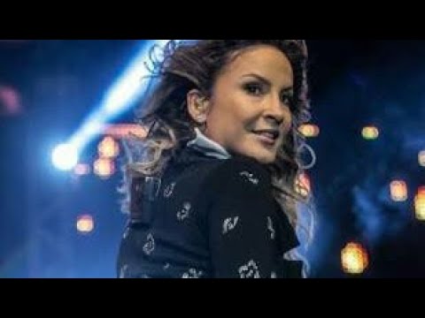 Cláudia Leitte Solta Verbo Ao Tentarem Derruba-la Em Seu Show Confiram