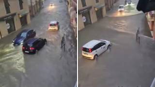 Chiavari sommersa dall'acqua: le auto si fanno strada tra il nubifragio