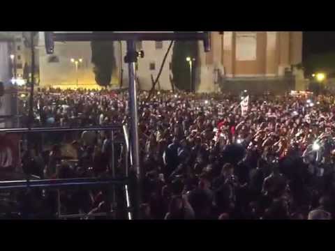 1 Maggio on stage with J-Ax look at the people