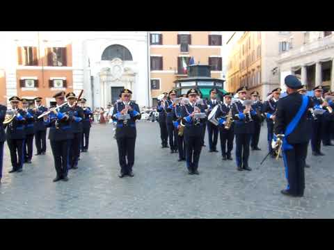 Banda dell'Aeronautica Militare entra in piazza suonando la marcia d'ordinanza