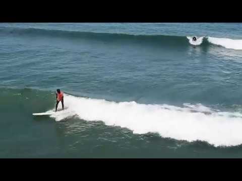 Longboarding en ondas sólidas na praia de Agate mediante un dron