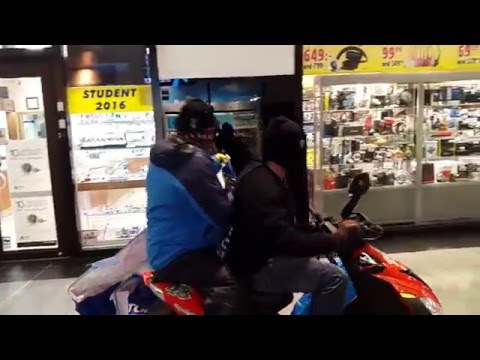 Rån mot Klockmaster i Kista Galleria 160513 (Watch store robbed in Stockholm, Sweden)