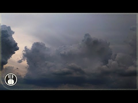 Zeitrafferwolken bewegen sich. Entspannendes Video mit bewölktem Himmel und Sonne zum Stressabbau.