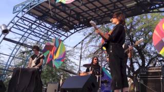 Cate Le Bon: I Can't Help You (live)