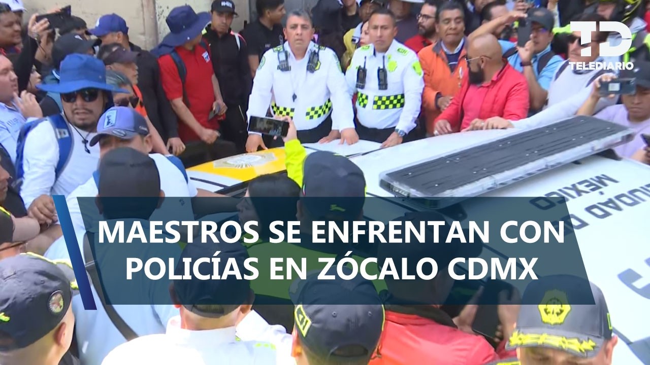 Integrantes de la CNTE se enfrentan con policías en el Zócalo