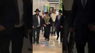 מנהיג הדור מרן הרב יצחק יוסף בכניסה לישיבת מועצת חכמי התורה (מורשת מרן) - התמונה מוצגת ישירות מתוך אתר האינטרנט יוטיוב. זכויות היוצרים בתמונה שייכות ליוצרה. קישור קרדיט למקור התוכן נמצא בתוך דף הסרטון