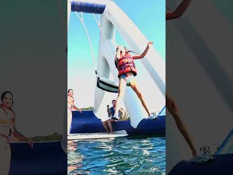 🎢 Mara și Teo: DISTRACȚIE MAXIMĂ pe gonflabilele din mijlocul mării #marastefania #familiamarei