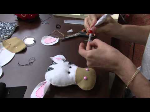 Mulher.com 24/12/2013 Monica Forti - Almofada bichinho em feltro