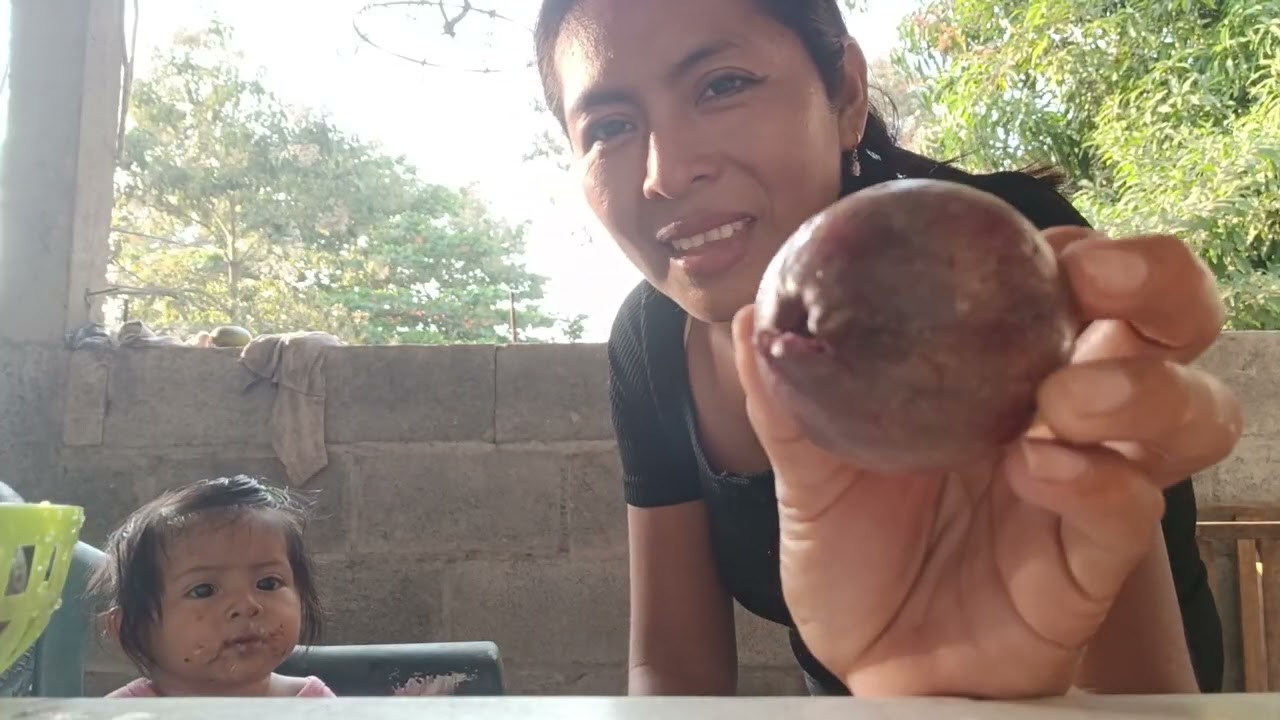 Provando frutas de nuestro bello lugar