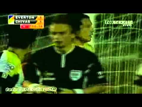 HECTOR REYNOSO - frente a jugador del equipo everton