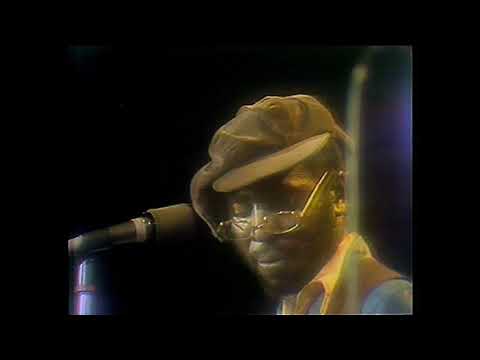 Curtis Mayfield -  Freddie's Dead 1972 (in concert) online metal music video by CURTIS MAYFIELD