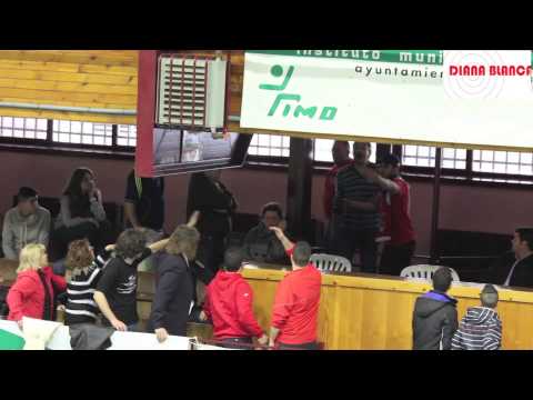 UN AFICIONADO SE ENCARA CON VARIOS JÓVENES