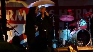 Peter Noone &amp; Herman&#39;s Hermits - Bus Stop (Live)