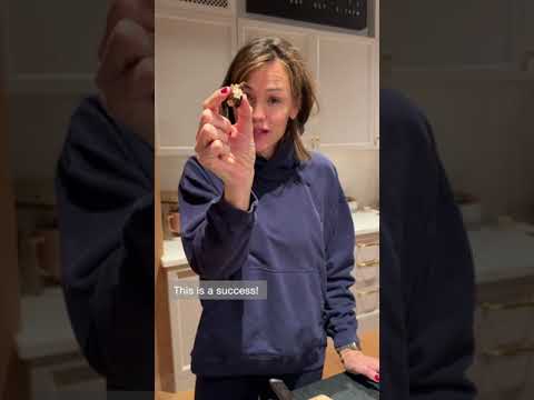 Jennifer Garner's Pretend Cooking Show - Episode 47: Homemade Snickers