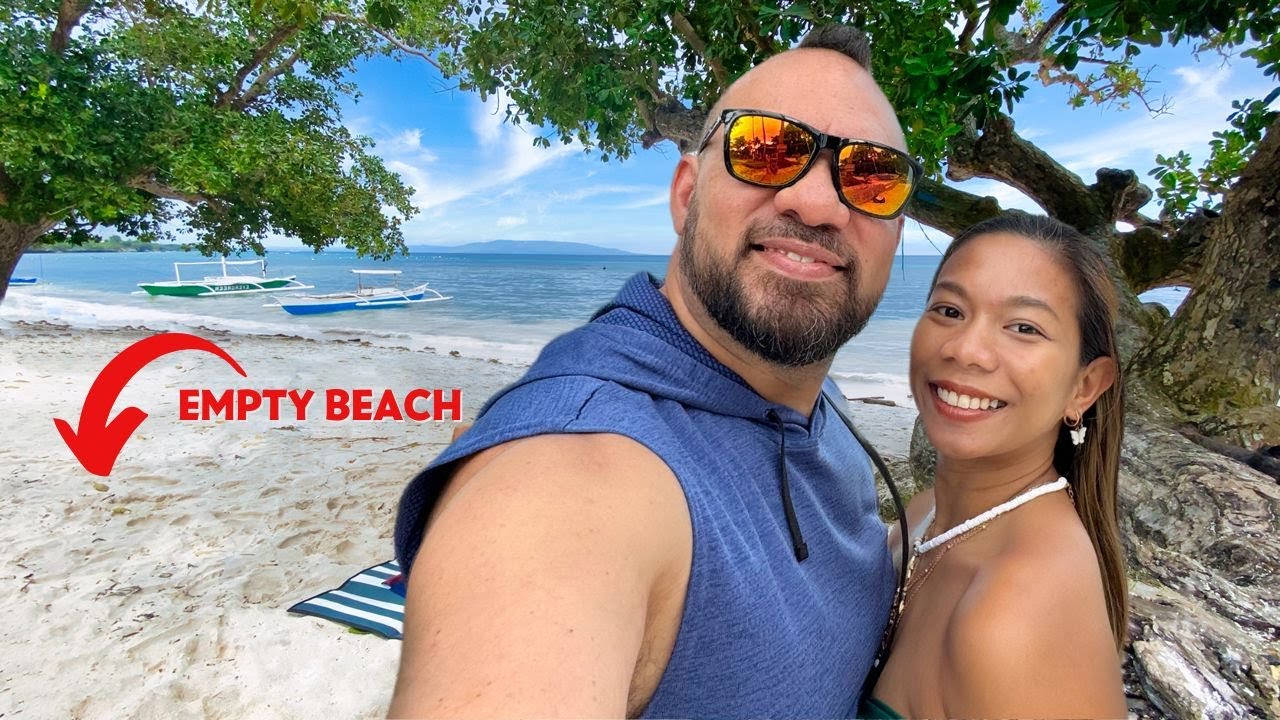 Join a dynamic duo on a captivating visit to Momo Beach.