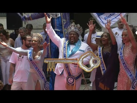 Rio mayor hands key to city to carnival king | AFP
