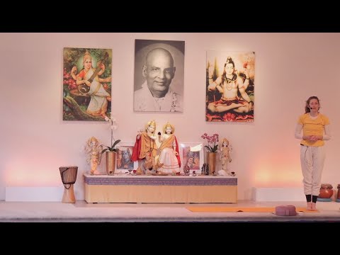Yogastunde Mittelstufe "Variationen" mit Ramani - Yoga Vidya Live,  04.03.2022, 09:30 Uhr