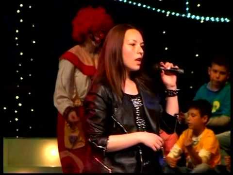 SIDO 2014 Vlade sviri na gitara - Hristina Mitrevska