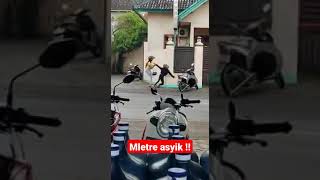 Download lagu Mletre asyik Cewek Terlihat Mabok Parah di jalan m... mp3