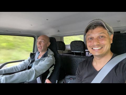 公路上的日本房車露營者 (Japanese RV Camper on the Highway)