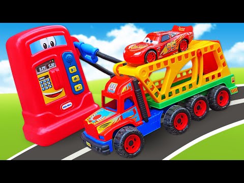 Araba oyunları! Oyuncak araba Şimşek McQueen tırın üstüne binip gezmek istiyor!