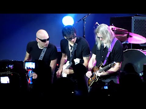 G3 - Steve Morse, Steve Vai, Joe Satriani - White Room (05.08.2012, Moscow, Russia)