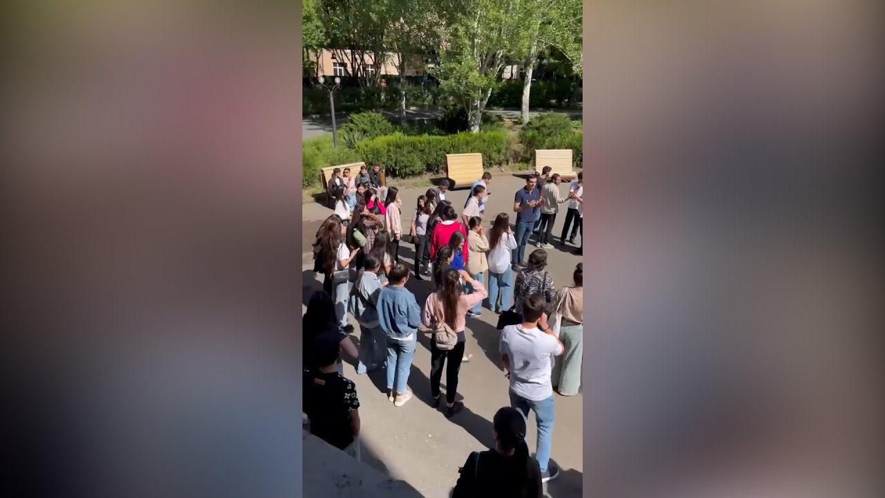 Այս պահին ԵՊՀ բակում