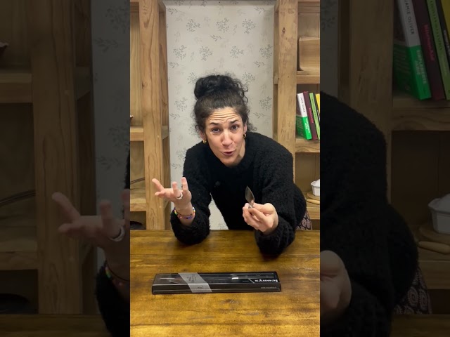 Vídeo relacionado con Global Santoku Fluted 71G80- Cuchillo cortador, 18 cm, cuchilla de acero inoxidable CROMOVA 18