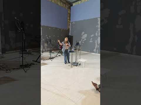 No dejes la casa de pan, por la tierra de idolatría.