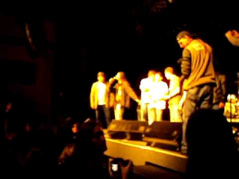 Rodrigo Bobby (Bob) cantando no show do PETRA