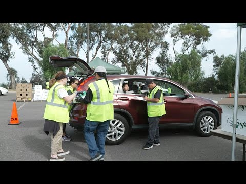Californians queue for food donations amid US government shutdown | AFP