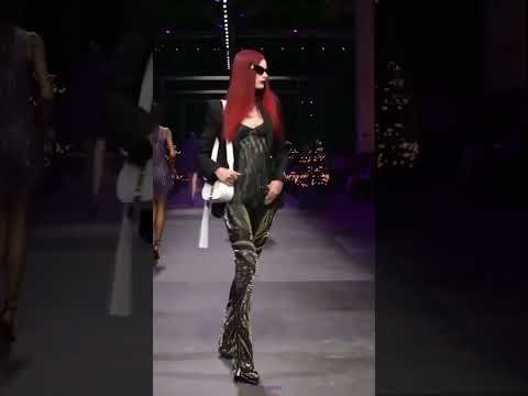 Louise Robert défile pour Versace