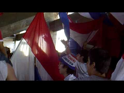 "Entrada de la GLORIOSA GARRA ALBA" Barra: Garra Alba &bull; Club: Club Nacional Paraguay