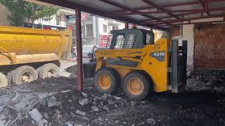 MİNİ BOBCAT YÜKLEME YAPIYOR