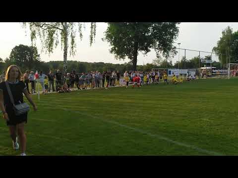 Warming up Finn Stokkers en Gavin Vlijter samen met jeugd Nieuwstadt